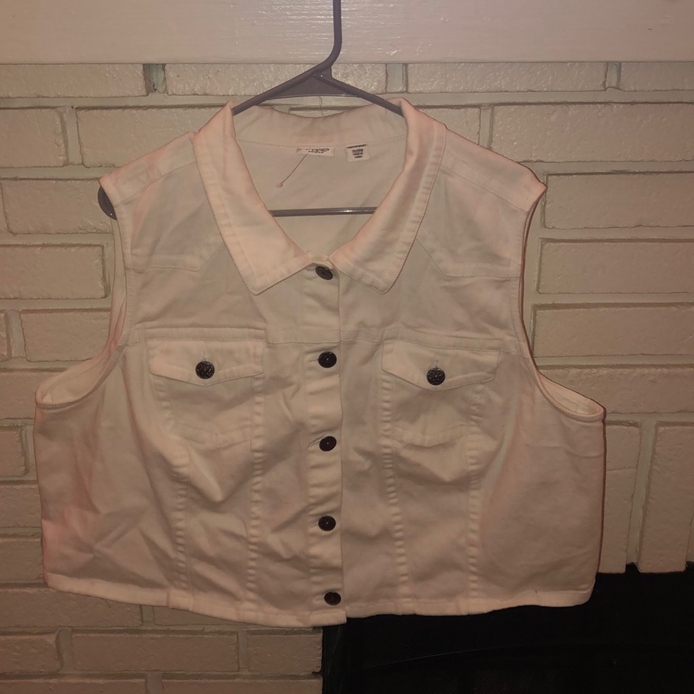 White crop vest